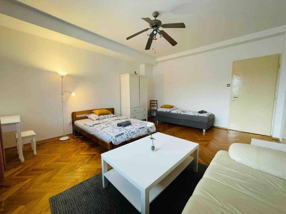 Lovely 2Bdr In Center, Wifi & Self-Check In Bratislava Eksteriør billede