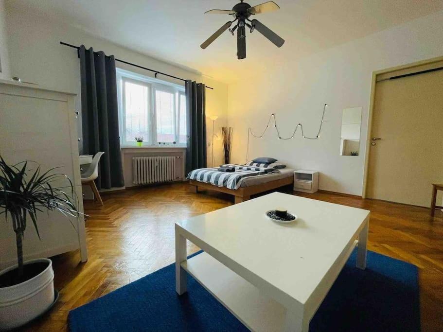 Lovely 2Bdr In Center, Wifi & Self-Check In Bratislava Eksteriør billede