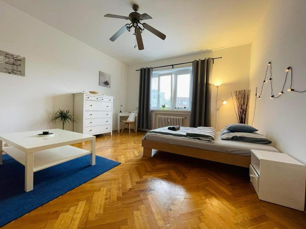 Lovely 2Bdr In Center, Wifi & Self-Check In Bratislava Eksteriør billede